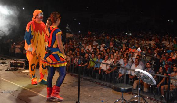 Piñón Fijo, con un coro de niños Piñón Fijo, con un coro de niños