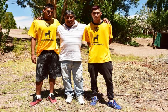 Una familia entera que comparte los colores Una familia entera que comparte los colores