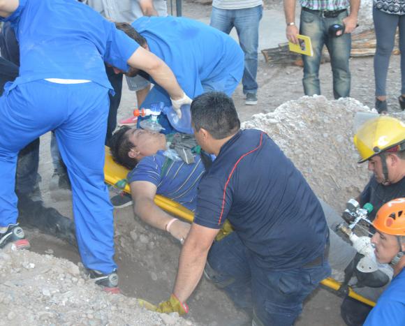 Quedan atrapados en un caño cloacal y uno muere intoxicado Quedan atrapados en un caño cloacal y uno muere intoxicado