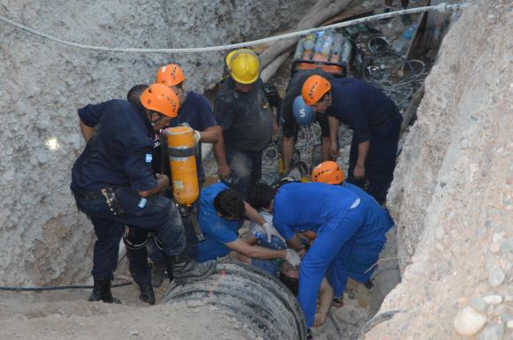Buscan responsables por el obrero muerto en la cloaca Buscan responsables por el obrero muerto en la cloaca