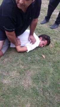 Le arrebató el celular a una preceptora y el papá de un alumno atrapó al precoz delincuente Le arrebató el celular a una preceptora y el papá de un alumno atrapó al precoz delincuente