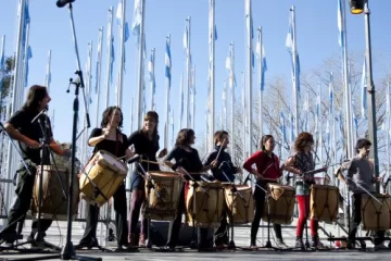 Carros, con un séquito de bombos Carros, con un séquito de bombos