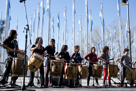 Carros, con un séquito de bombos Carros, con un séquito de bombos