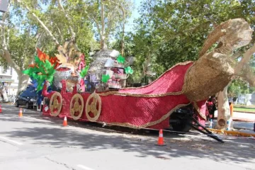 El primer carruaje llegó a la ciudad El primer carruaje llegó a la ciudad