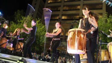 Impacto profundo de percusión y baile en la apertura del Carrusel Impacto profundo de percusión y baile en la apertura del Carrusel