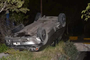 ¿Robaron un auto y volcaron? ¿Robaron un auto y volcaron?