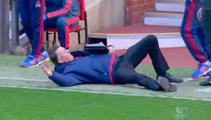 Van Gaal discutió con el árbitro y se tiró simulando un empujón Van Gaal discutió con el árbitro y se tiró simulando un empujón