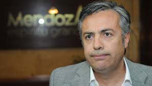 El gobernador mendocino felicitó a un policía que abatió a delincuente El gobernador mendocino felicitó a un policía que abatió a delincuente