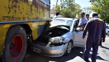 Se estrelló contra un viejo colectivo estacionado y se salvó de milagro Se estrelló contra un viejo colectivo estacionado y se salvó de milagro