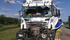 Un sanjuanino se salvó de milagro en un violento choque entre dos camiones Un sanjuanino se salvó de milagro en un violento choque entre dos camiones