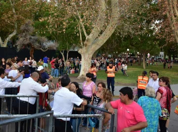 La gente llegó temprano y generó una larga cola para ingresar La gente llegó temprano y generó una larga cola para ingresar