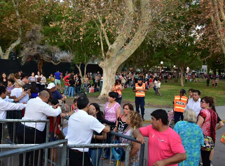 La gente llegó temprano y generó una larga cola para ingresar La gente llegó temprano y generó una larga cola para ingresar