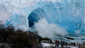 Unos 3.000 turistas esperan la ruptura del Glaciar Perito Moreno Unos 3.000 turistas esperan la ruptura del Glaciar Perito Moreno