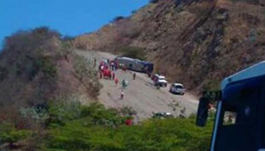 Susto por el vuelco del micro que trasladaba a jugadores de Huracán Susto por el vuelco del micro que trasladaba a jugadores de Huracán