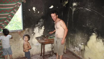 Quedaron con lo puesto por un gran incendio en su casa Quedaron con lo puesto por un gran incendio en su casa