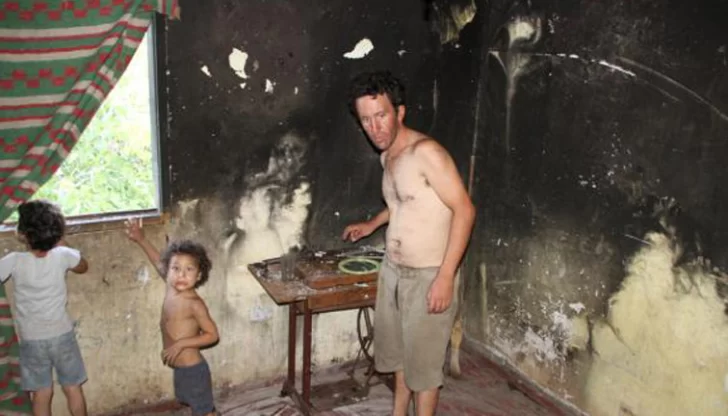 Quedaron con lo puesto por un gran incendio en su casa Quedaron con lo puesto por un gran incendio en su casa