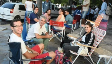 Con dos cuadras de cola, arrancó la venta de entradas para la noche final Con dos cuadras de cola, arrancó la venta de entradas para la noche final