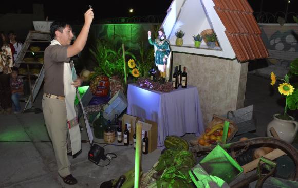 Bendecir los frutos, una tradición que sigue en pie Bendecir los frutos, una tradición que sigue en pie