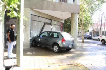 No frenó en la esquina, chocó y se incrustó contra una vidriera No frenó en la esquina, chocó y se incrustó contra una vidriera