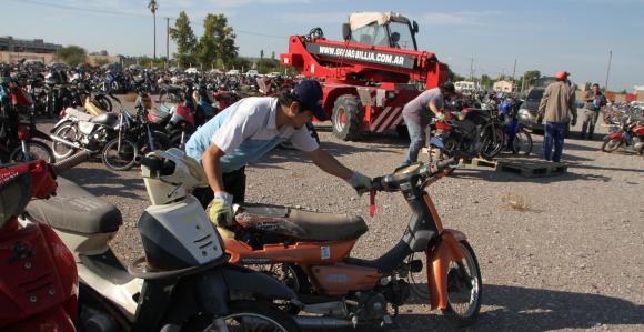 Trasladar 8.762 vehículos radiados exigirá 300 viajes Trasladar 8.762 vehículos radiados exigirá 300 viajes
