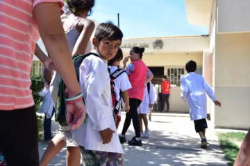Padres denuncian que alumnos del secundario intoxicaron a niños del primario en una escuela Padres denuncian que alumnos del secundario intoxicaron a niños del primario en una escuela