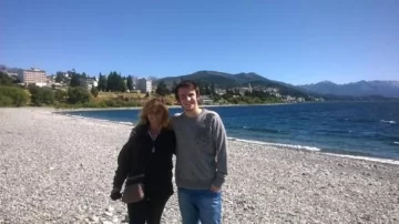 Enzo Lampasona en libertad: visita a la iglesia, paseo por el lago y charla con amigos Enzo Lampasona en libertad: visita a la iglesia, paseo por el lago y charla con amigos