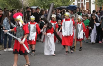 Un Vía Crucis que desafió a la lluvia Un Vía Crucis que desafió a la lluvia