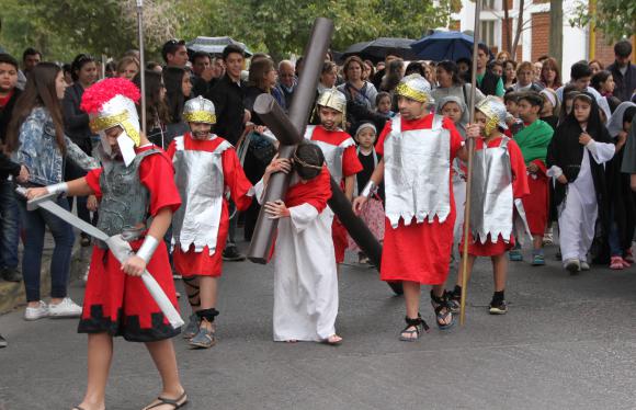 Un Vía Crucis que desafió a la lluvia Un Vía Crucis que desafió a la lluvia