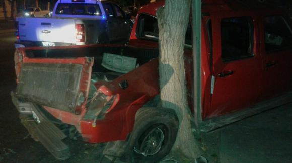 Arrestada en su casa, igual salió y chocó en ¿auto ilegal? Arrestada en su casa, igual salió y chocó en ¿auto ilegal?