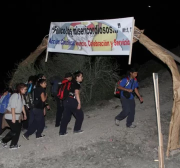Rezos, perdón y hasta fotos para cruzar la Puerta Santa del cerro Rezos, perdón y hasta fotos para cruzar la Puerta Santa del cerro