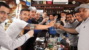 La foto de Tevez brindando con la barra: ¿real o trucada? La foto de Tevez brindando con la barra: ¿real o trucada?