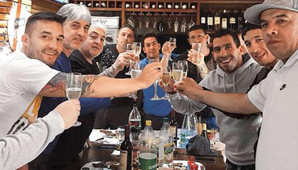 Tevez: “La foto con la barra es verdad, no soy amigo, sólo me pidieron firmar camisetas” Tevez: “La foto con la barra es verdad, no soy amigo, sólo me pidieron firmar camisetas”