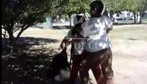 Alumnos de 2 colegios privados, a las piñas en una plaza Alumnos de 2 colegios privados, a las piñas en una plaza