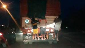 Tres chicos viajaron colgados de un camión que iba a 60 km Tres chicos viajaron colgados de un camión que iba a 60 km