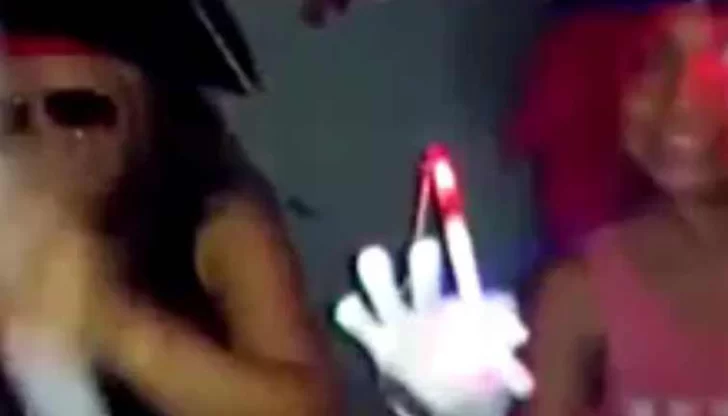 Hicieron la despedida de soltera en la comisaría y fueron despedidas Hicieron la despedida de soltera en la comisaría y fueron despedidas