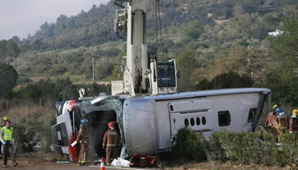 Al menos 14 estudiantes murieron al chocar un micro en España Al menos 14 estudiantes murieron al chocar un micro en España