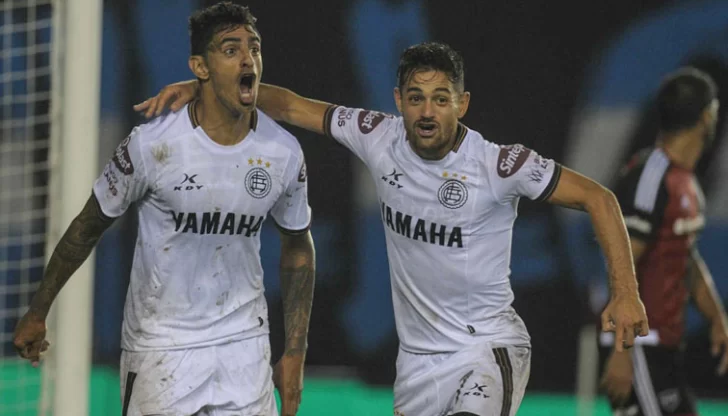 Lanús goleó y sigue puntero Lanús goleó y sigue puntero