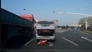 Video: nene de dos años cayó del auto y fue abandonado Video: nene de dos años cayó del auto y fue abandonado