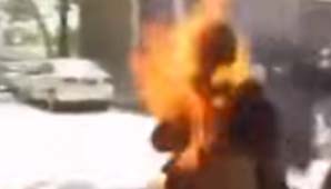Video: se prende fuego y se convierte en una antorcha humana Video: se prende fuego y se convierte en una antorcha humana