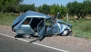 Dos vehículos viejos chocaron y no terminó en tragedia de milagro Dos vehículos viejos chocaron y no terminó en tragedia de milagro