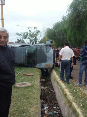 Volcó y atropelló a una pareja y su beba que viajaban en moto: ¿iba ebrio?