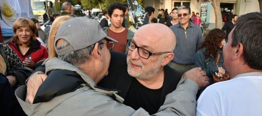 Revuelo por un micro que se incendió cerca de una fábrica Revuelo por un micro que se incendió cerca de una fábrica