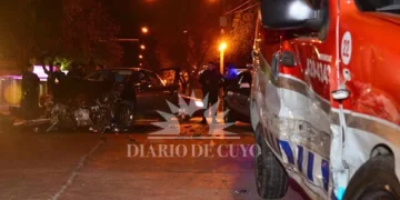 Espectacular accidente en pleno centro: chocaron un auto y una ambulancia Espectacular accidente en pleno centro: chocaron un auto y una ambulancia