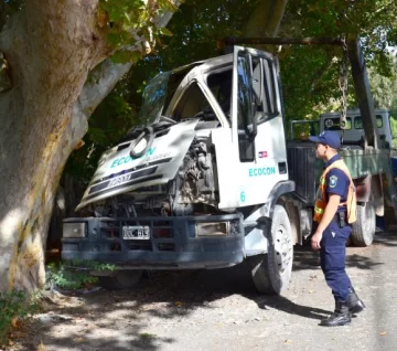 Un camión, destrozado Un camión, destrozado