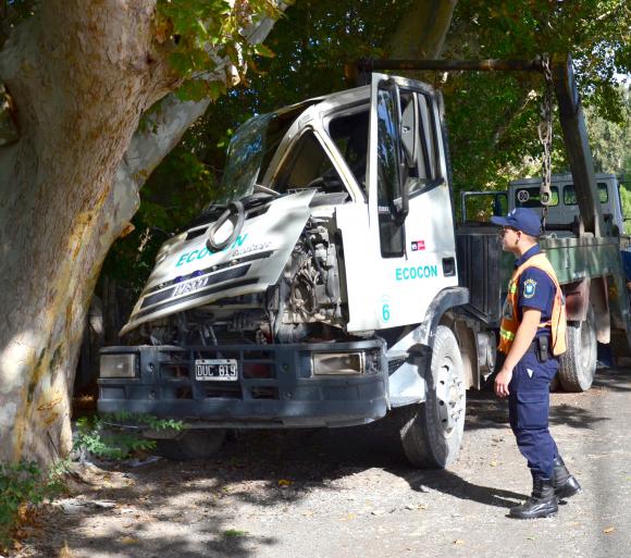 Un camión, destrozado Un camión, destrozado
