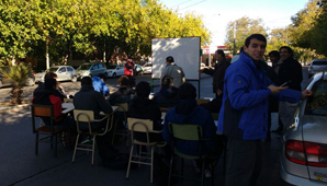 En medio del paro, un docente implementó un ingenioso método para dar clases En medio del paro, un docente implementó un ingenioso método para dar clases