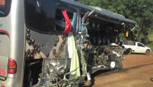 Al menos 10 muertos al chocar un micro atacado a balazos Al menos 10 muertos al chocar un micro atacado a balazos