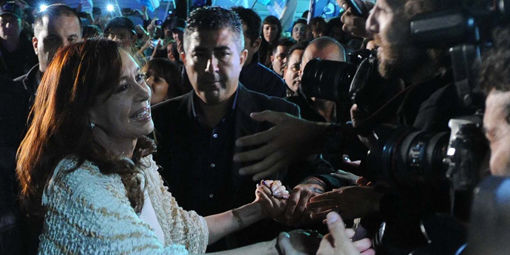 Cristina fue recibida por miles de militantes en su llegada a Buenos Aires Cristina fue recibida por miles de militantes en su llegada a Buenos Aires