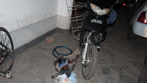 Un remis embistió a un motociclista: quedó internado Un remis embistió a un motociclista: quedó internado