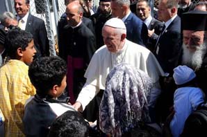 Francisco se rodeó de refugiados en la isla de Lesbos Francisco se rodeó de refugiados en la isla de Lesbos